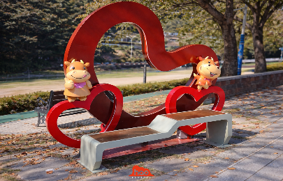 FRP 벤치 조형물, 공원 포토존으로 딱일까?